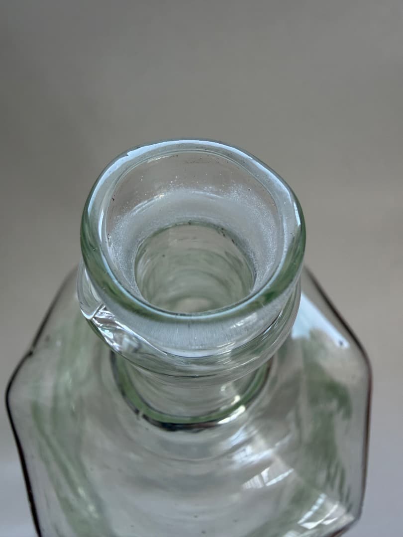小谷眞三　倉敷ガラス　八角瓶　白