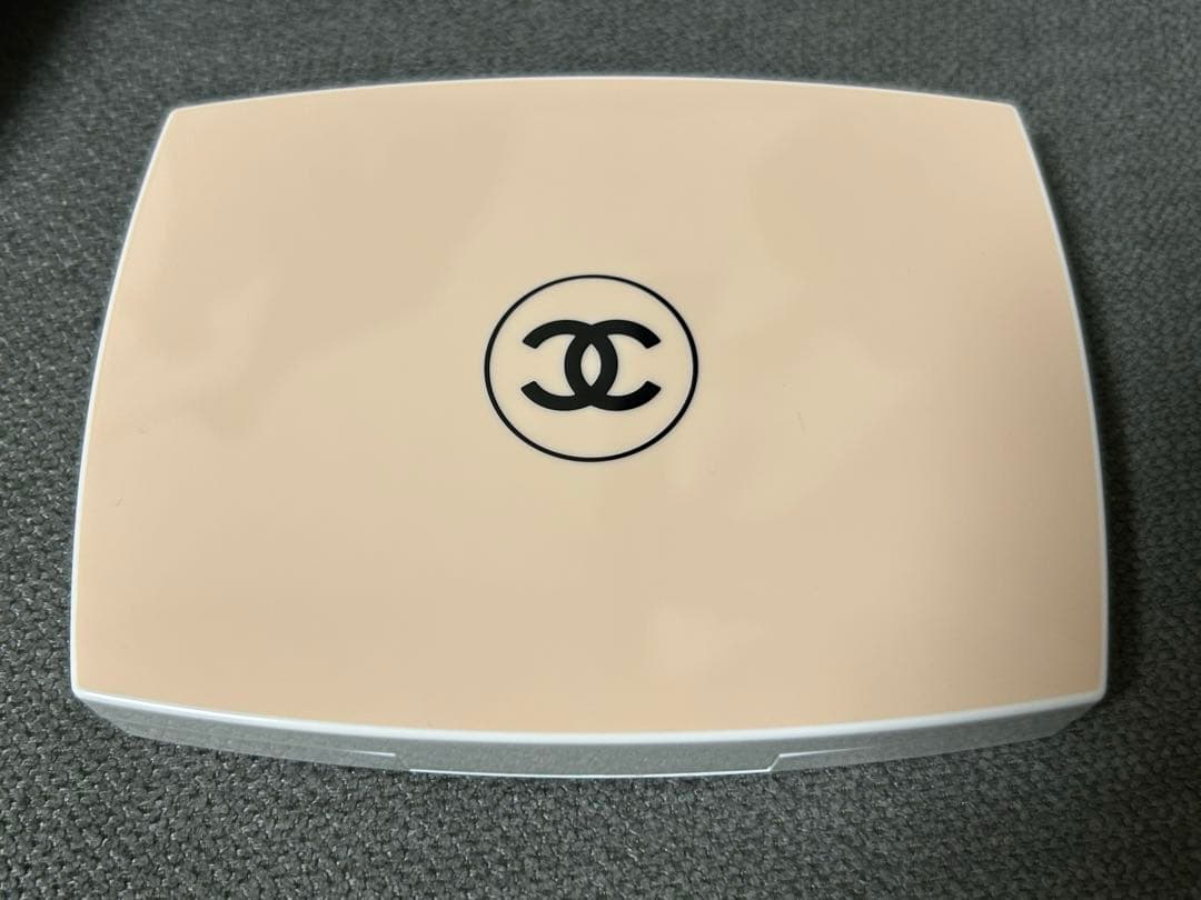 CHANEL ルブランブライトニングコンパクト　B10