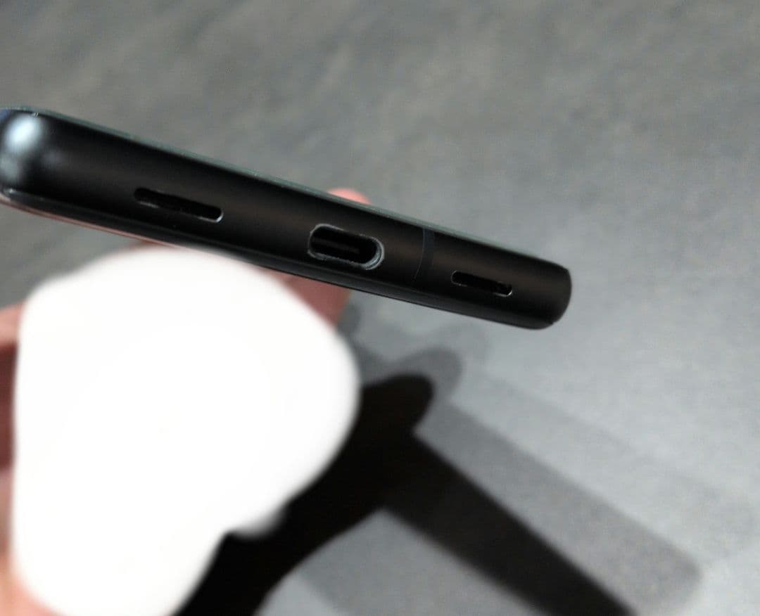Google Pixel7a Charcoal 本体