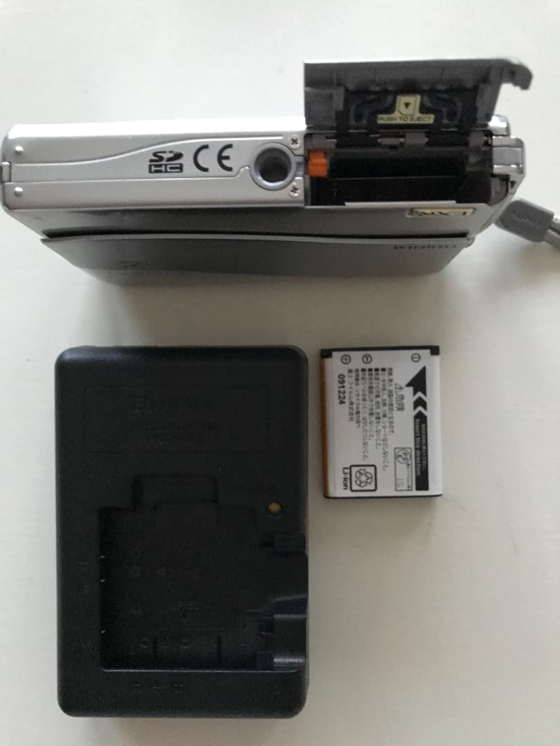 FUJIFILM FINEPIX Z700EXR コンパクトデジタルカメラ