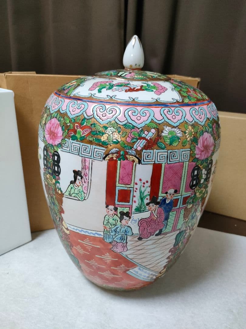 く*り様 中国美術 骨董品 壺 陶器 大清乾隆年製　粉彩人物花鳥文　金彩　金襴手
