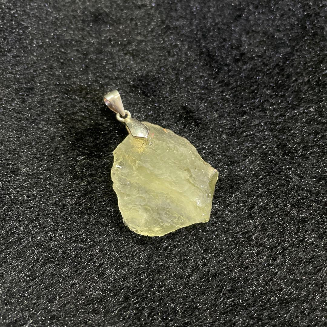 エジプト産　リビアングラス　ペンダントトップ　約20g
