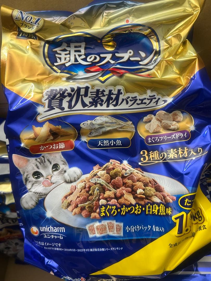 ユニ・チャーム銀のスプーン贅沢素材まぐろ・かつお・白身魚　1.1kg×8袋