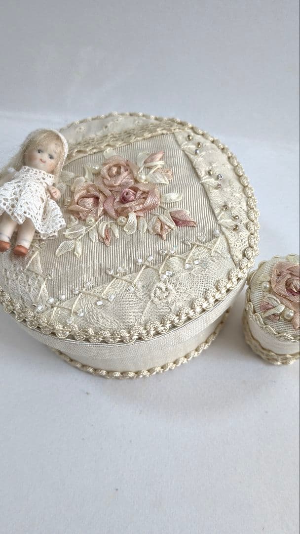 ★ちびくま工房　小さな女の子ビスクの薔薇のboxとシンブルケース　リボン刺繍