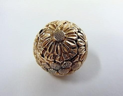 ★D3104★アンティーク　大玉　菊花文様　金属ビーズ　とんぼ玉　和装小物