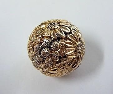 ★D3104★アンティーク　大玉　菊花文様　金属ビーズ　とんぼ玉　和装小物