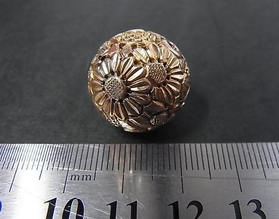 ★D3104★アンティーク　大玉　菊花文様　金属ビーズ　とんぼ玉　和装小物