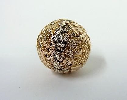 ★D3104★アンティーク　大玉　菊花文様　金属ビーズ　とんぼ玉　和装小物