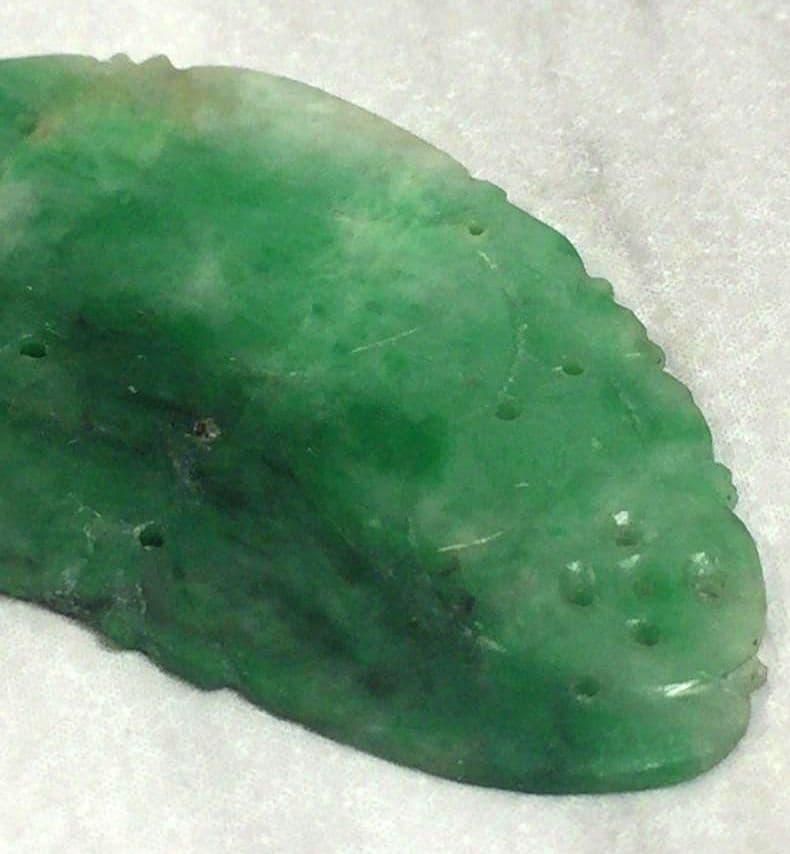 【天然】翡翠　ヒスイルース　彫刻　植物　約10ct　穴あき　ハンドメイドの材料に