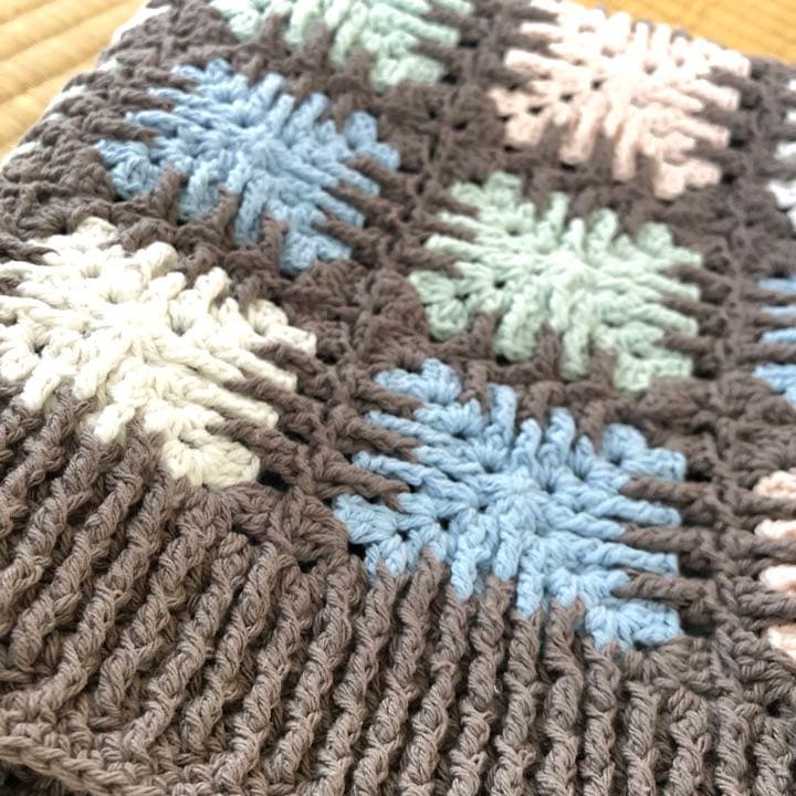 グラニースクエア ひざ掛け　ブランケット　マット　ハンドメイド　かぎ針編み