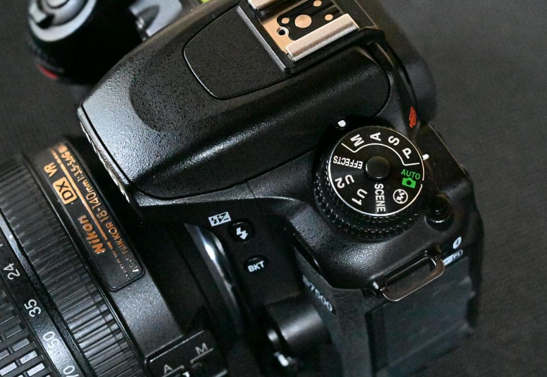 ニコンD7500 18-140mm キット+ SB700+SD128ギガ