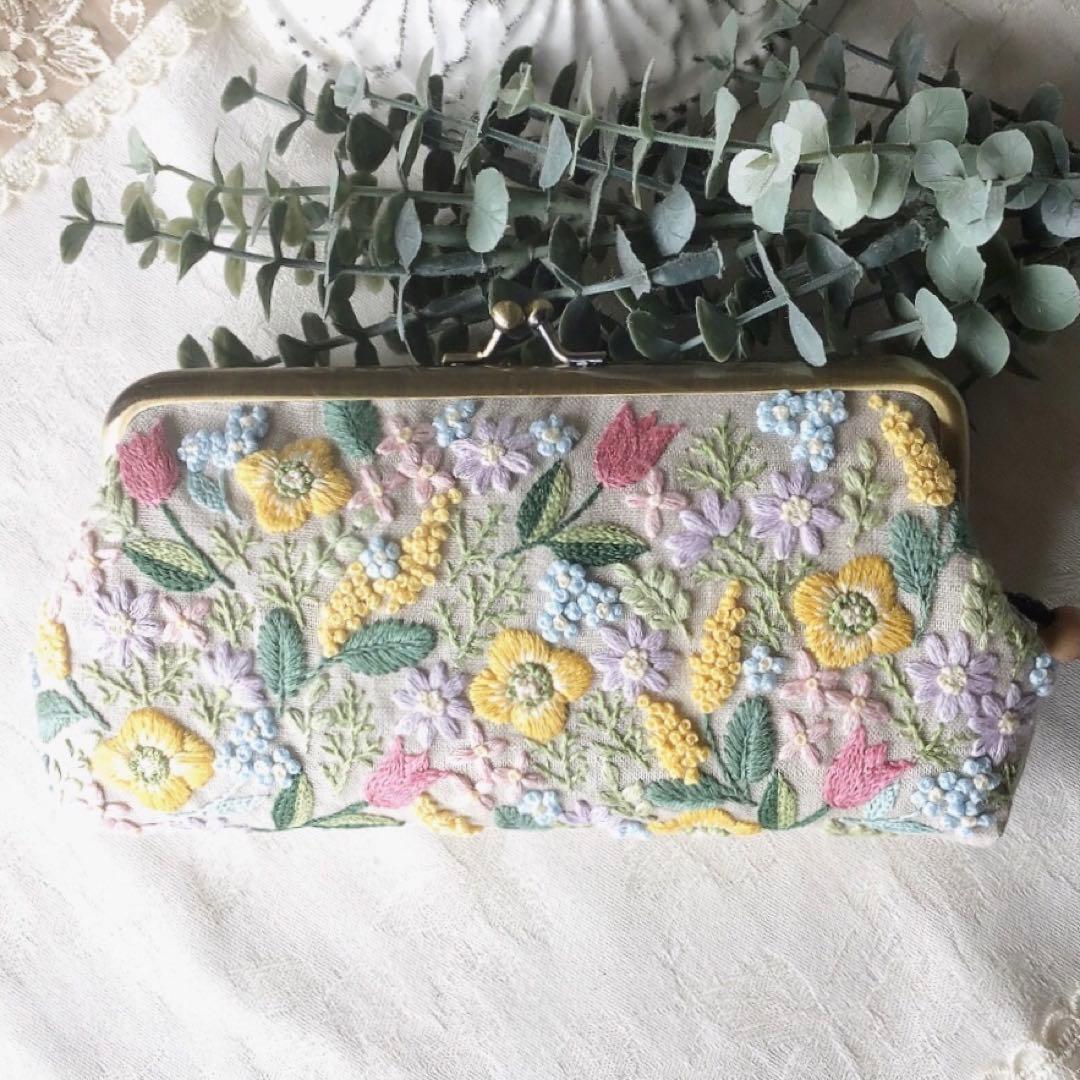 カラフルフラワーのがま口ポーチ　手刺繍　ハンドメイド