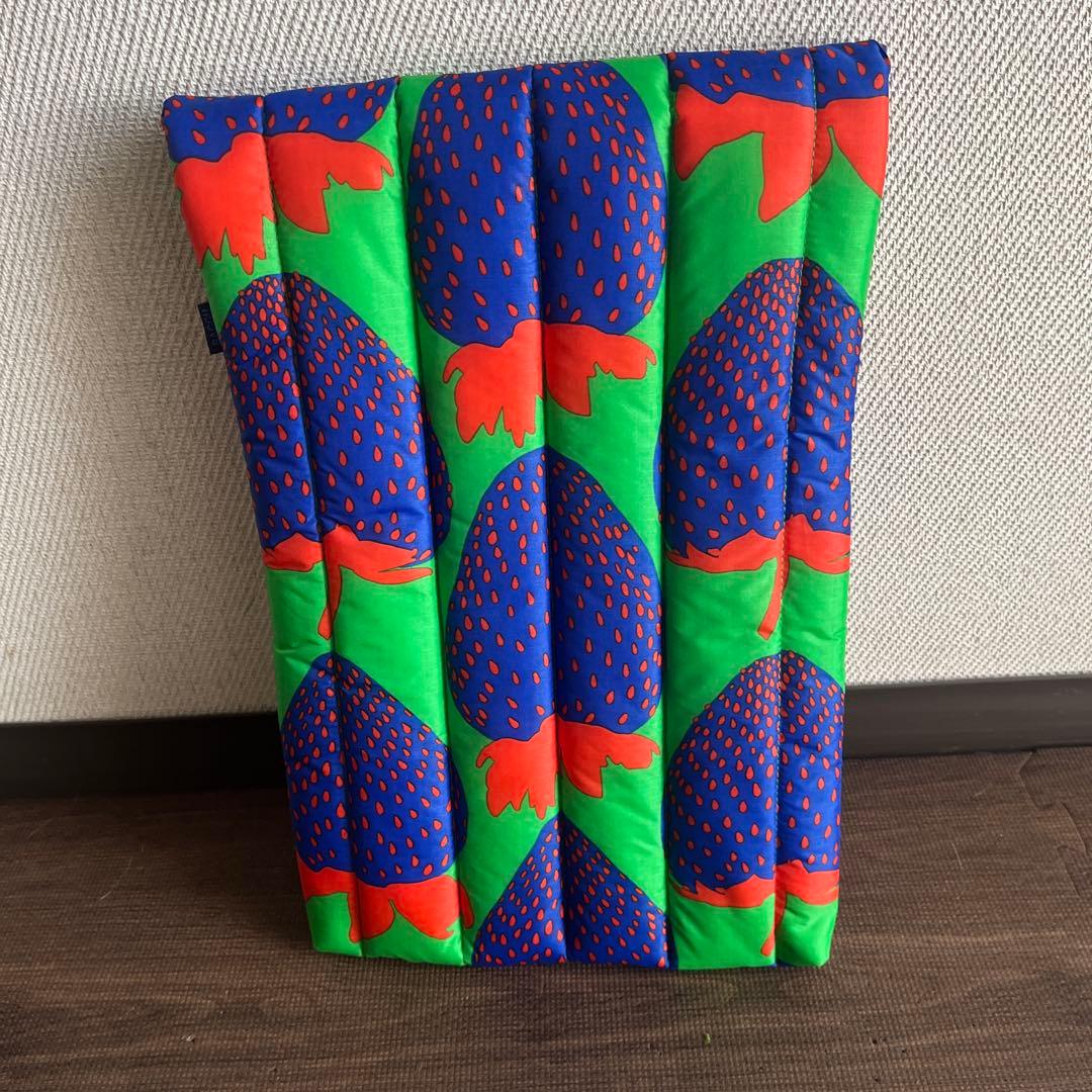 BAGGU いちご柄 ノートPCケース