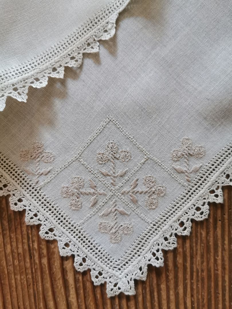 アンティークイタリア ライムグリーン＆ダスティピンク アブルツォ刺繍レースクロス