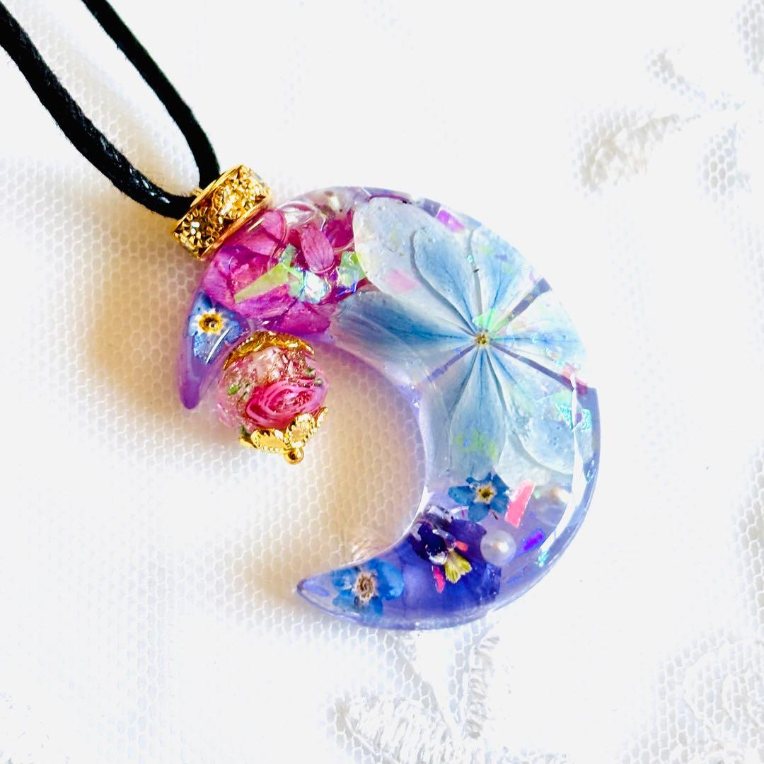 No.2084★ハンドメイド★三日月エキゾチックカラー☆フラワーレジンネックレス