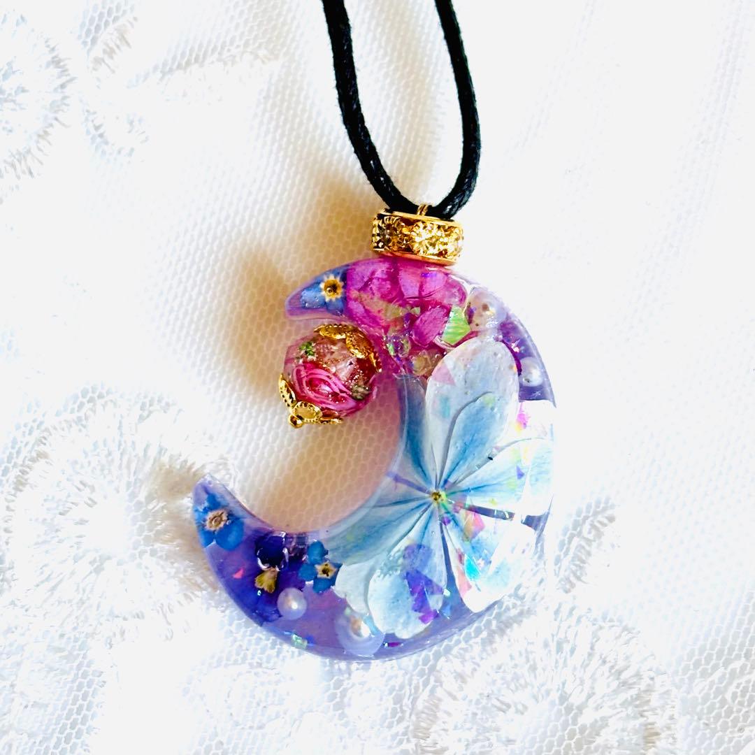 No.2084★ハンドメイド★三日月エキゾチックカラー☆フラワーレジンネックレス