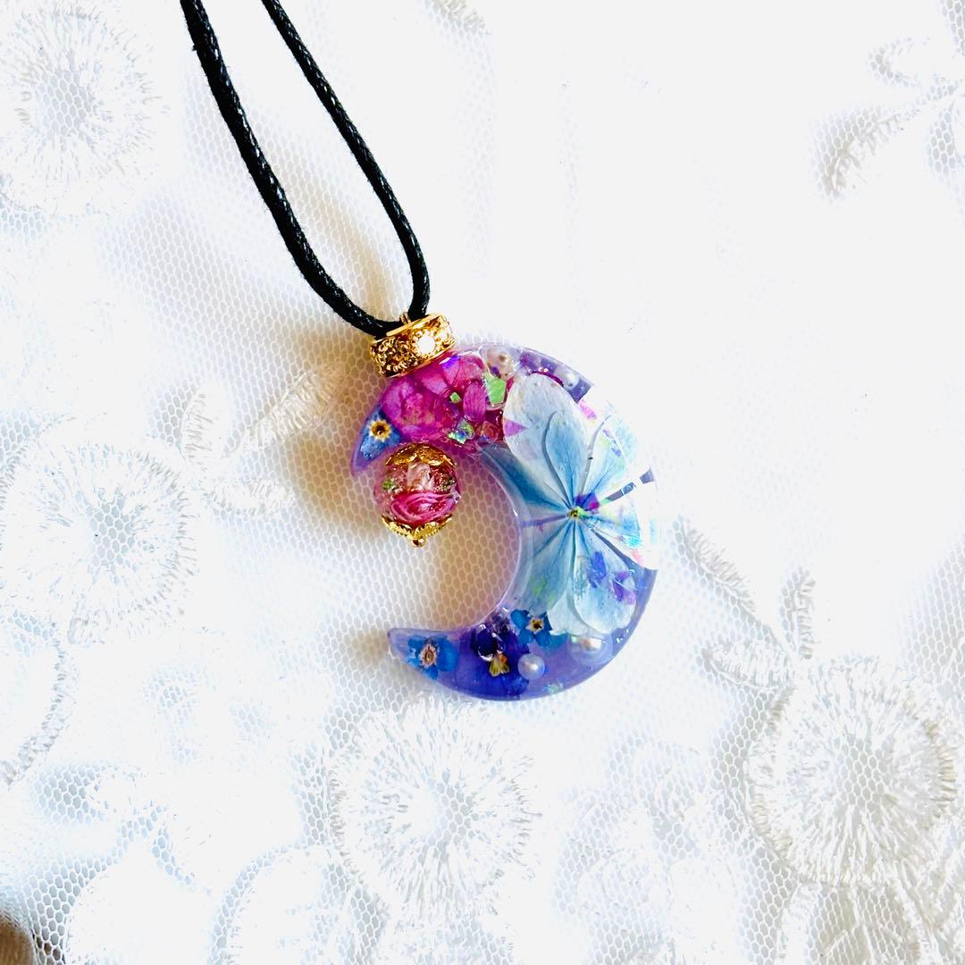 No.2084★ハンドメイド★三日月エキゾチックカラー☆フラワーレジンネックレス