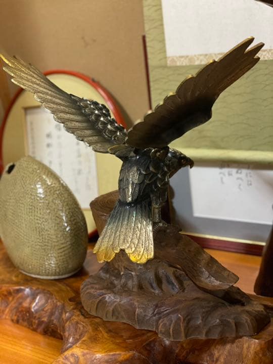 鷹の置物！金属製！今にも飛び立ちそうな躍動感溢れる鷹の工芸品です。当時物！