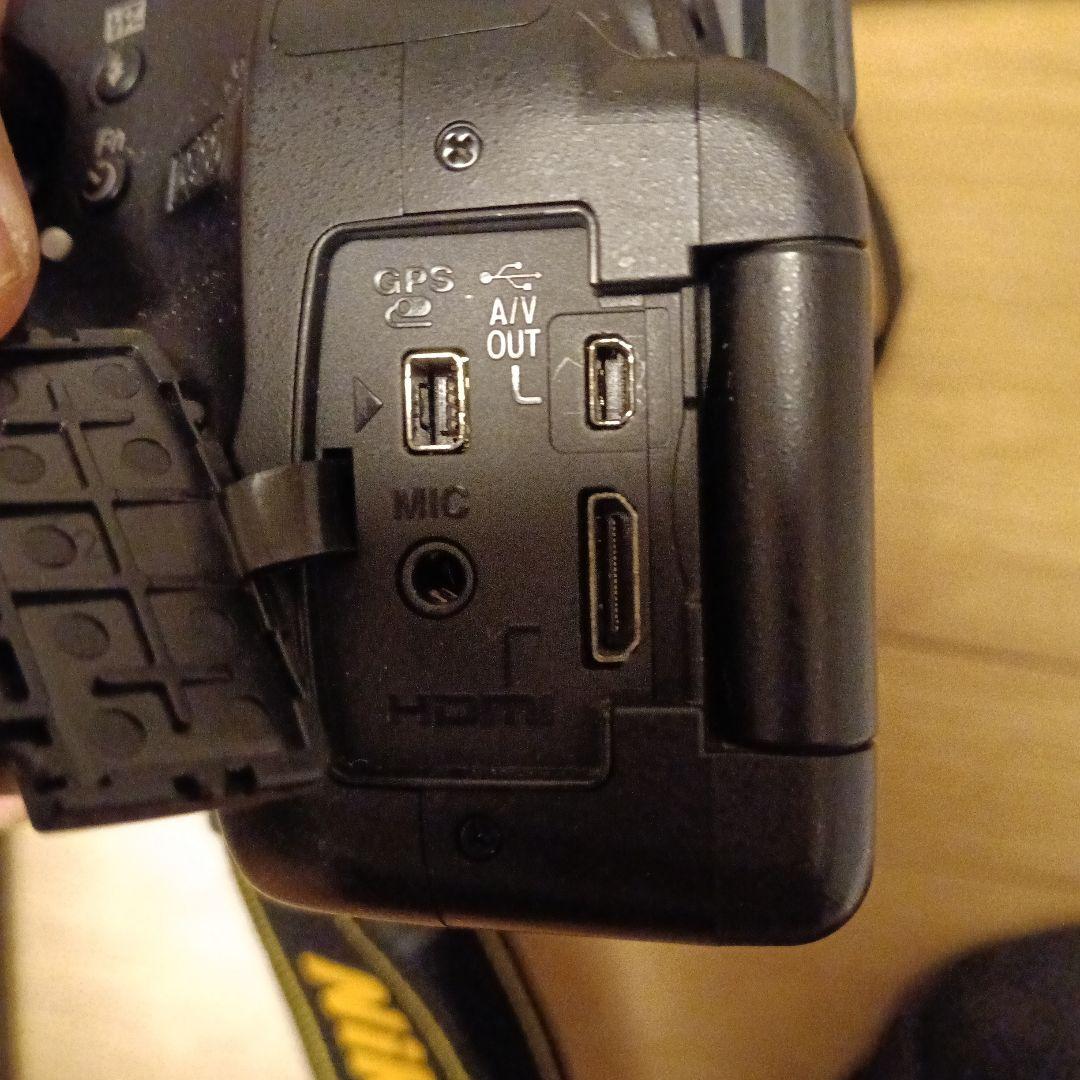 Nikon D5100 デジタル一眼レフカメラ ダブルズームキットストラップ付き