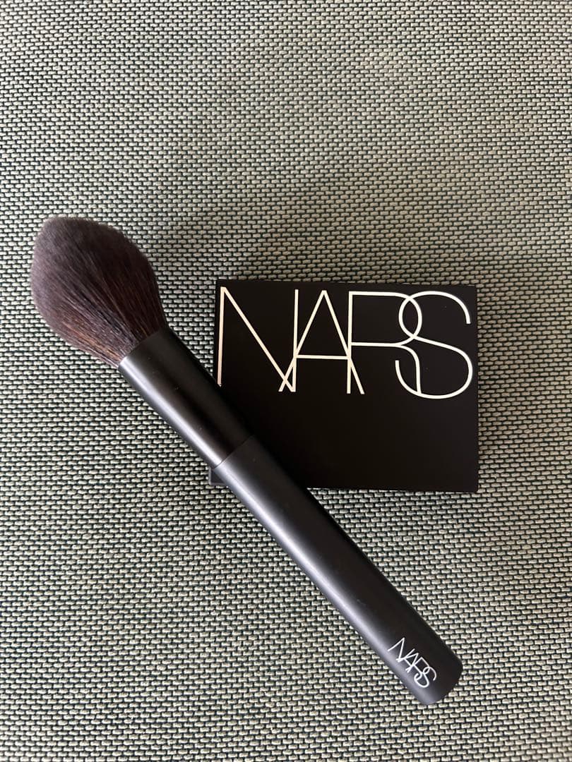 NARS トランスルーセント ライトリフレクティングパウダーとブラシ セット