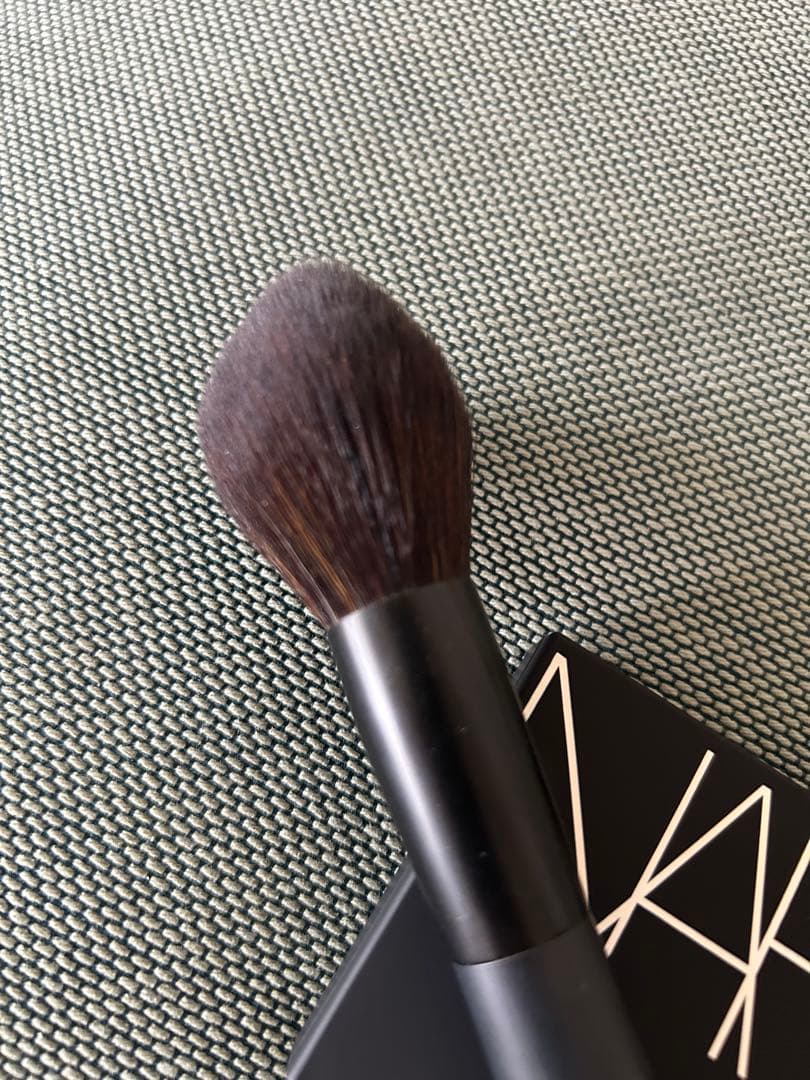 NARS トランスルーセント ライトリフレクティングパウダーとブラシ セット