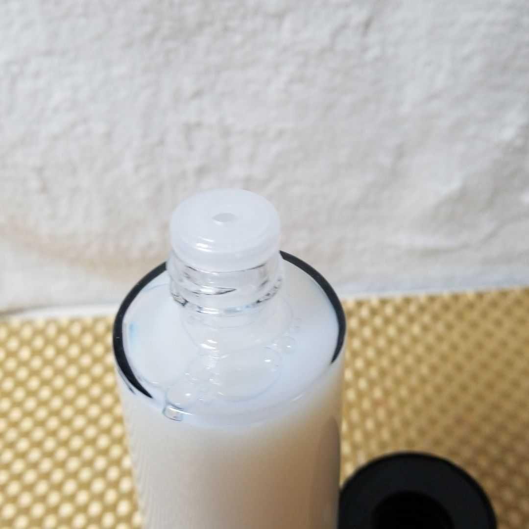 ジョルジオ・アルマーニ ビューティー　新感覚乳液「クレマ ネラ　ネオ クリーム」