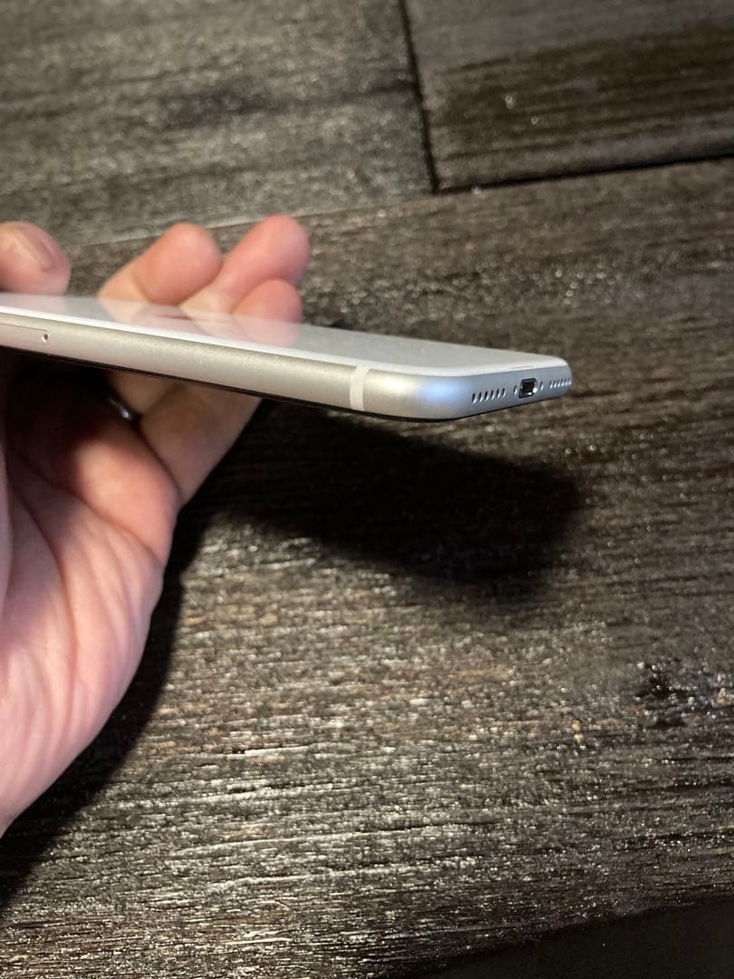 Apple iPhone SE (第2世代) ホワイト　64gb SIMフリー