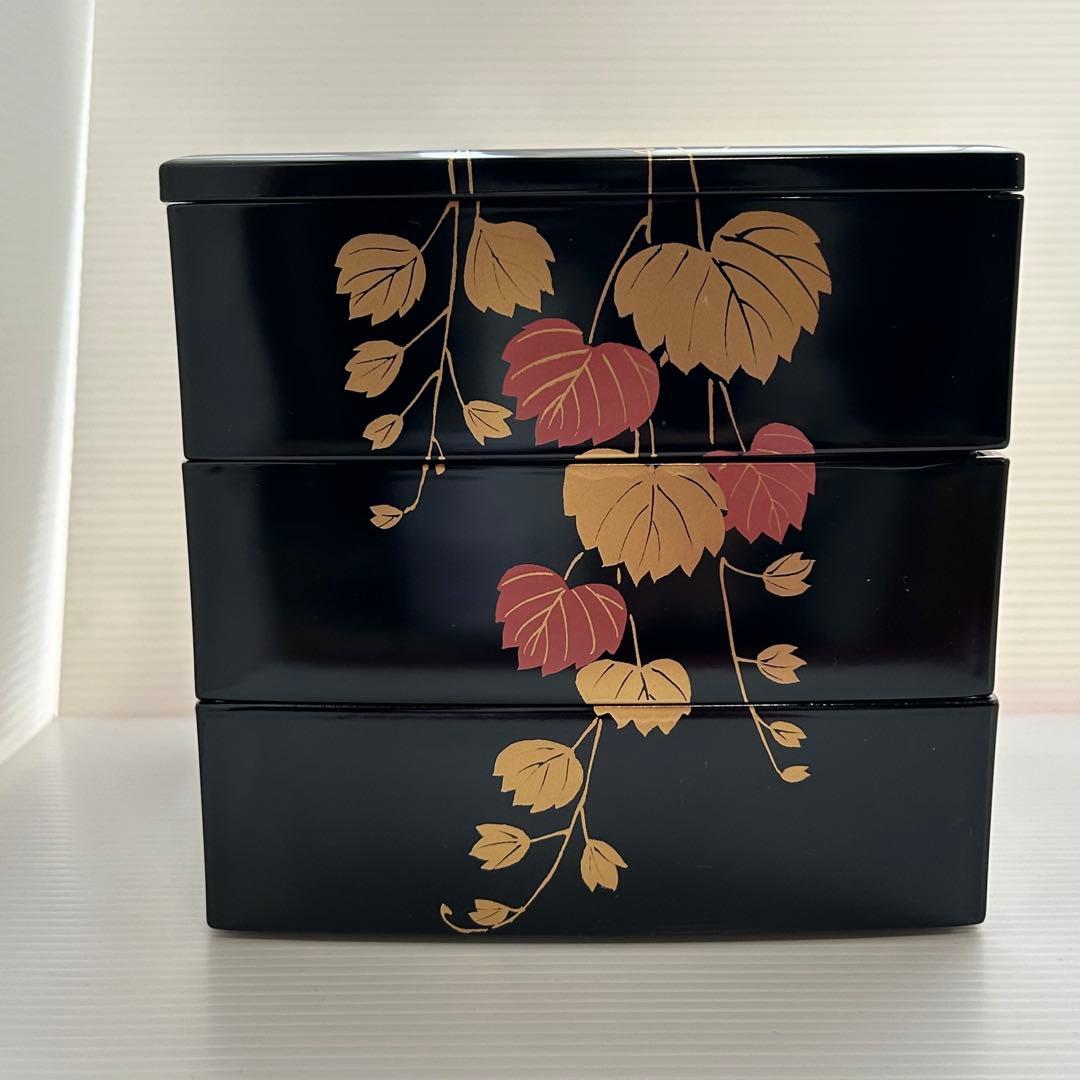 【未使用】本漆塗り 三段重箱 年輪漆器 黒地 金 赤 天然木 おもてなしk104