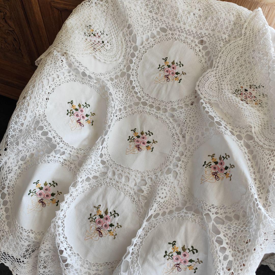 春の草花刺繍　円窓パネル　クロッシェ編みレース繋ぎ　フリークロス
