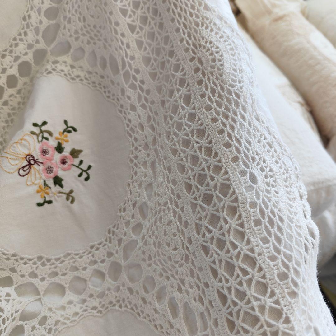 春の草花刺繍　円窓パネル　クロッシェ編みレース繋ぎ　フリークロス
