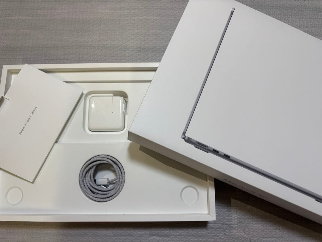 MacBook Air M2 13インチ　スペースグレイ