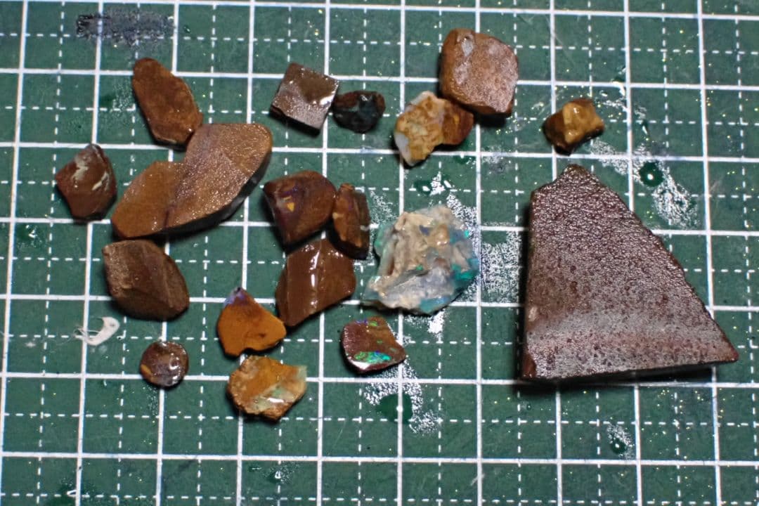 ボルダーオパール　遊色の強いお得なセット　原石　送料無料