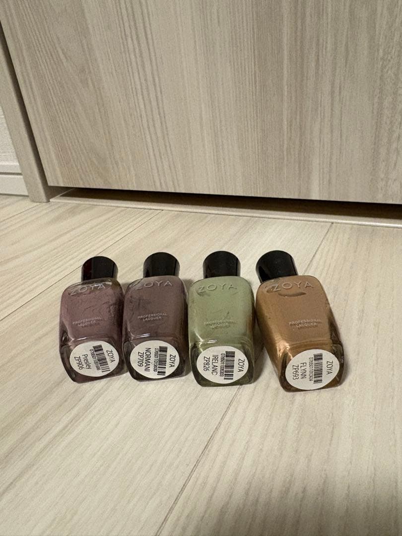 美品　Zoya ネイルポリッシュ 24本セット　ネイルカラー
