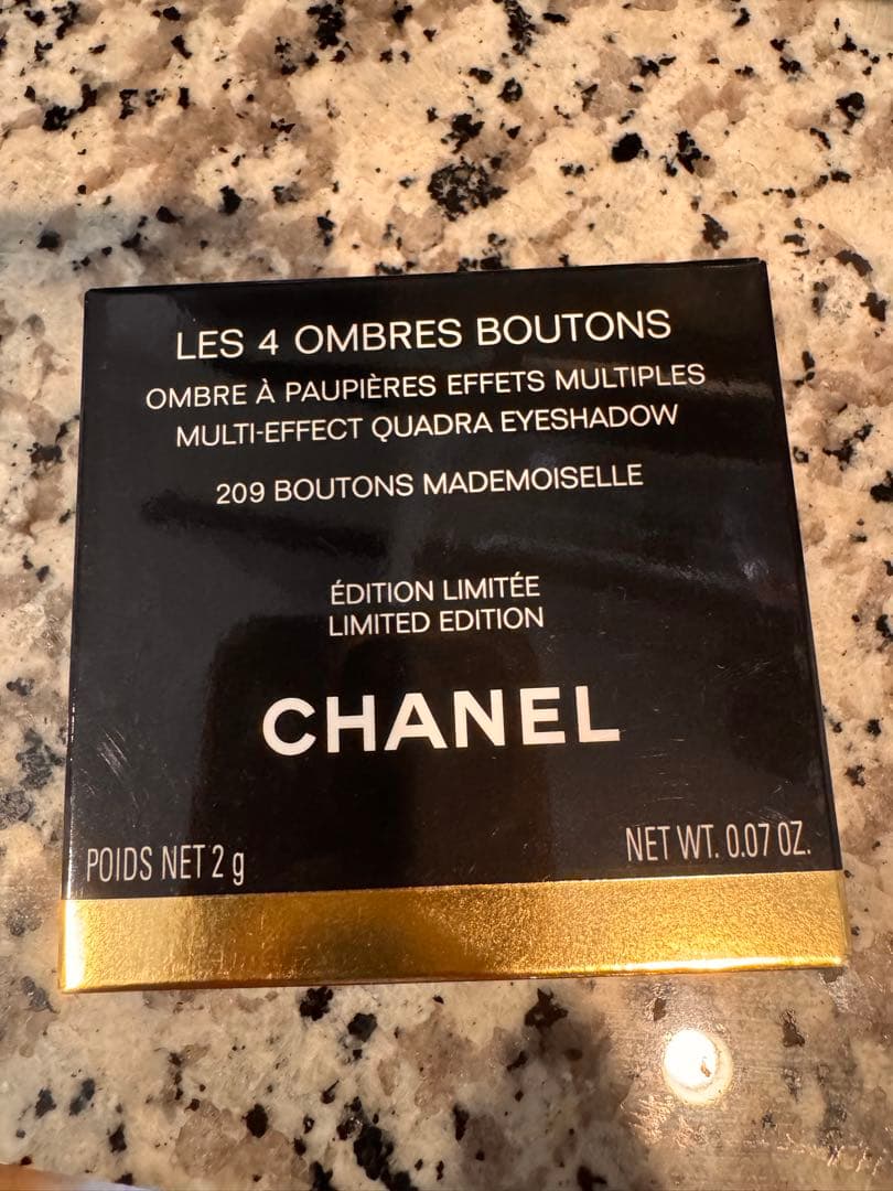 CHANEL レ キャトル オンブル ブトン　209