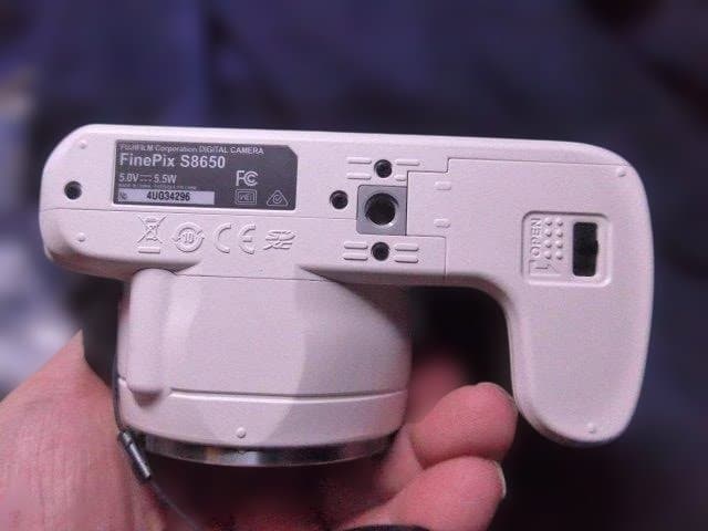 美品完動品。フジ FinePix S8650 ホワイト 単三電池使用