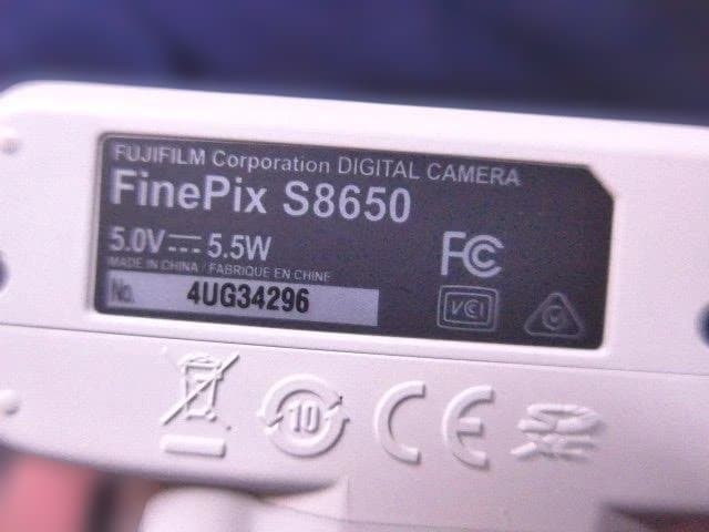 美品完動品。フジ FinePix S8650 ホワイト 単三電池使用