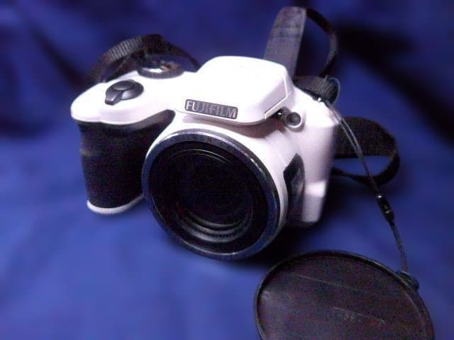 美品完動品。フジ FinePix S8650 ホワイト 単三電池使用