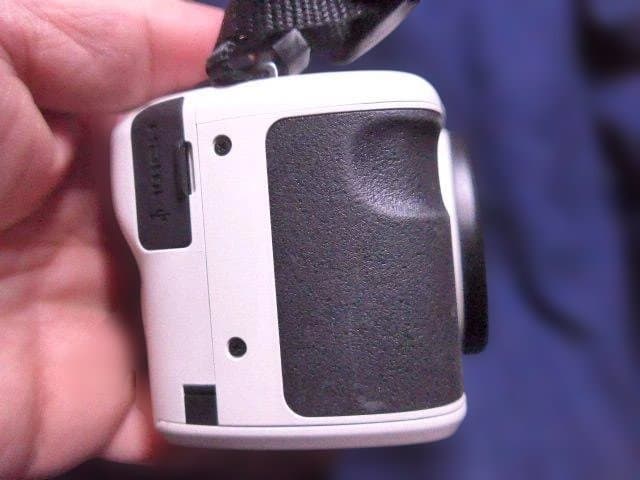 美品完動品。フジ FinePix S8650 ホワイト 単三電池使用