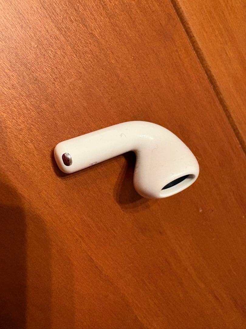 AirPods4 片耳（左）　充電ケースあり　ノイキャンなし　ケースカバー付き