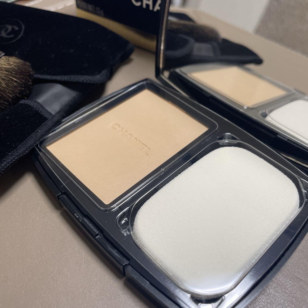 新品未使用！箱付き　CHANELパウダリーファンデーション