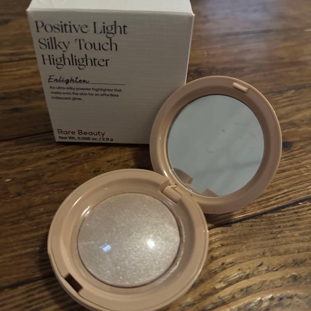 Rare Beauty ハイライター　Enlighten