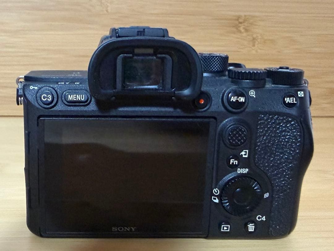 Sony α7R IV 本体とストラップと充電器とBluetoothリモコン