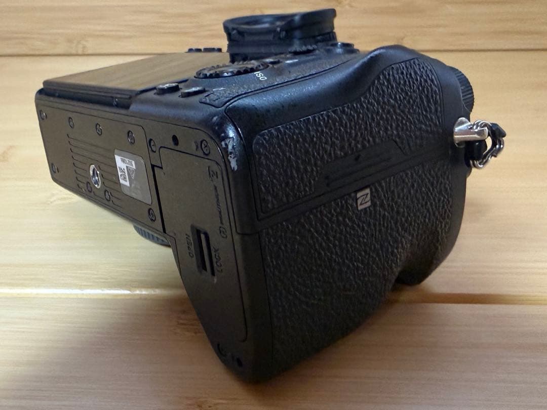 Sony α7R IV 本体とストラップと充電器とBluetoothリモコン