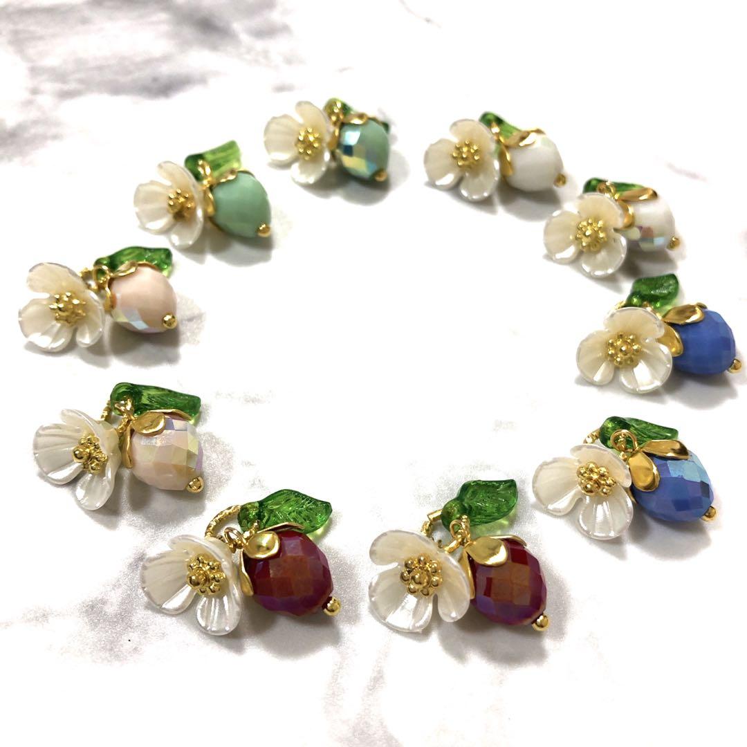 575【10個】お花×ミニミニいちご風チャーム　ハンドメイド素材パーツコネクター