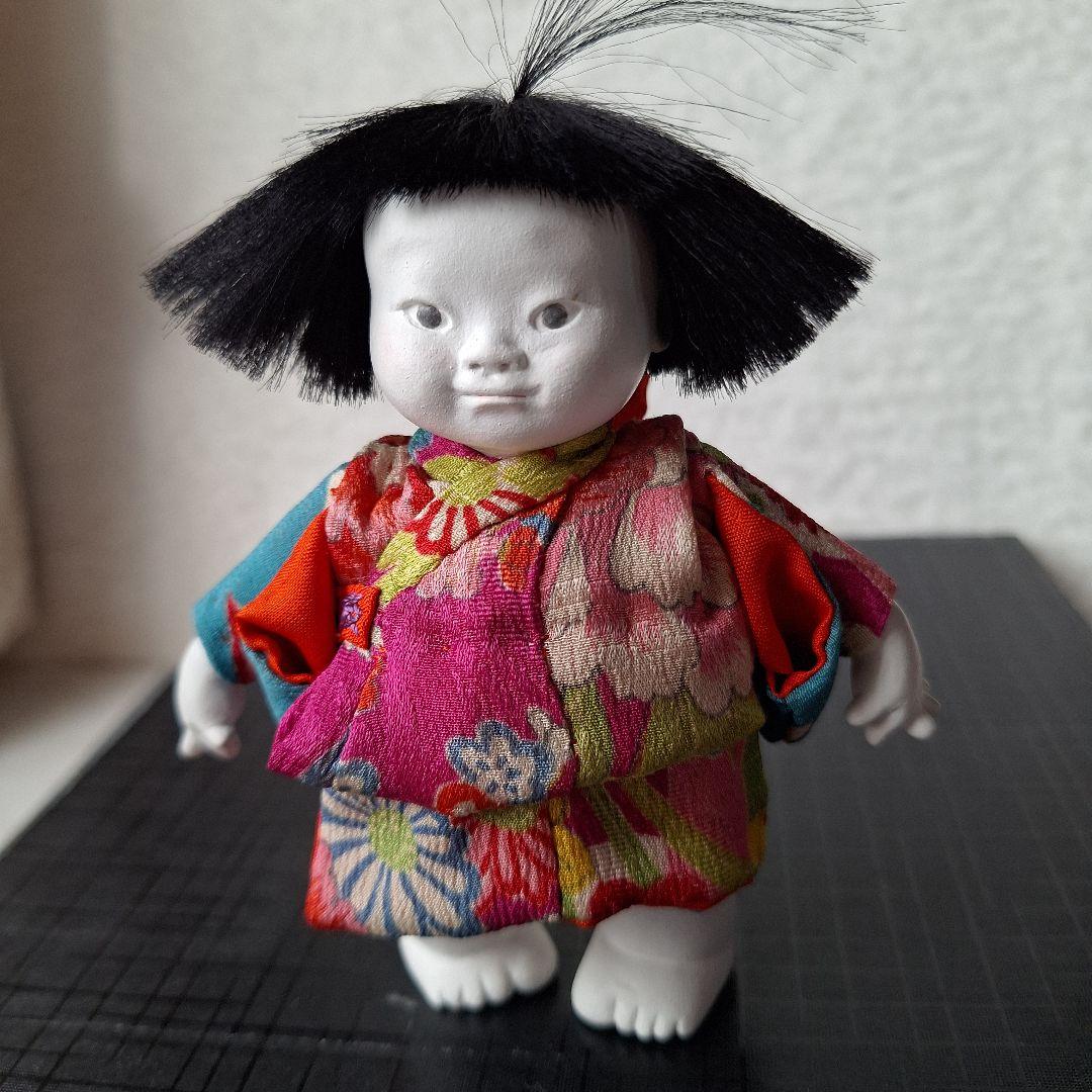 花柄の着物の人形　日本人形