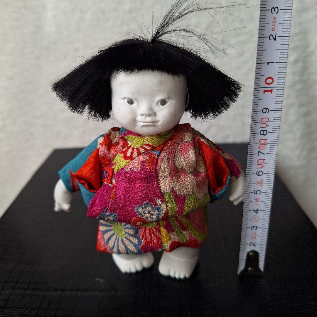 花柄の着物の人形　日本人形