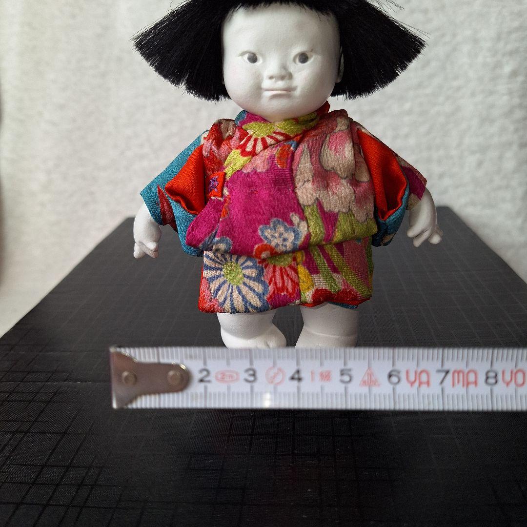 花柄の着物の人形　日本人形