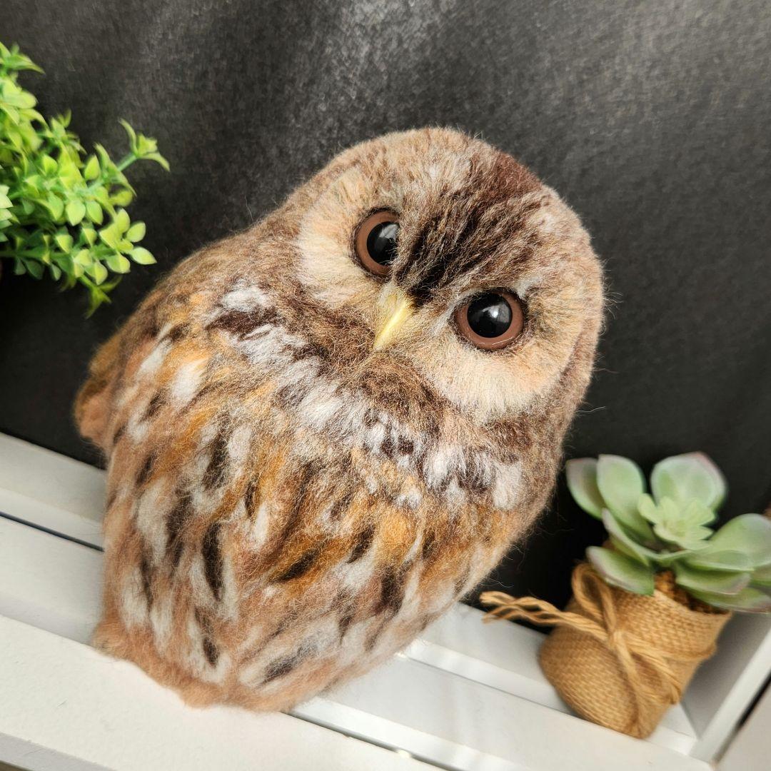 羊毛フェルト製置物　モリフクロウ　高さ約19㎝