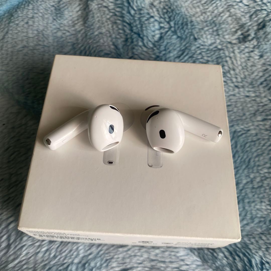 AirPods4本体 ホワイト 充電ケース付き　刻印入りになります
