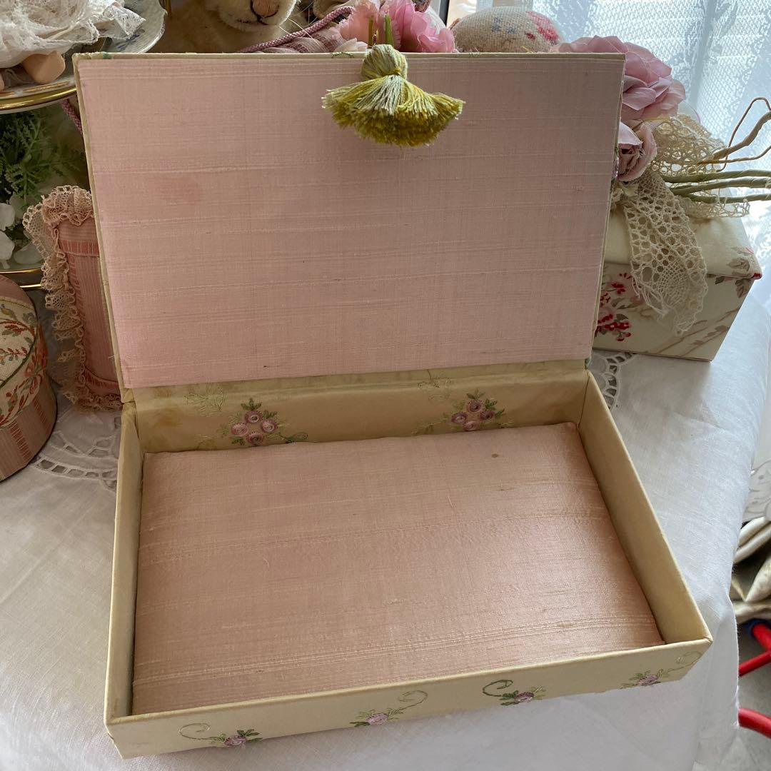 専用です。フランス製シルク生地 薔薇の刺繍のカルトナージュ＆ ハート型の壁飾り